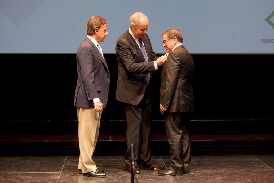 Gala XXº Aniversario FUNDAL - Imagen del alcalde García de Vinuesa y otra persona obsequiando a una persona.