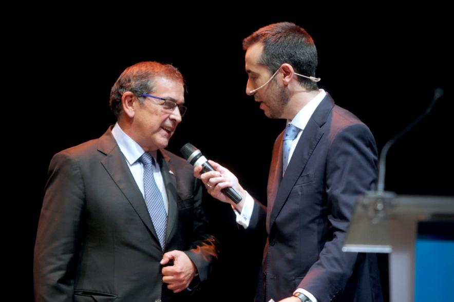 Gala XXº Aniversario FUNDAL - Imagen del presentador de la gala charlando en el escenario con una persona invitada a la gala.