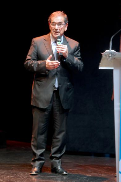 Gala XXº Aniversario FUNDAL - Imagen de un hombre, dirigiéndose al público asistente.