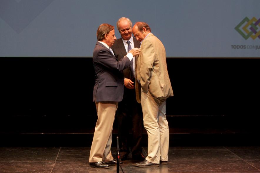 Gala XXº Aniversario FUNDAL - Imagen del alcalde García de Vinuesa y otra persona obsequiando a una persona.