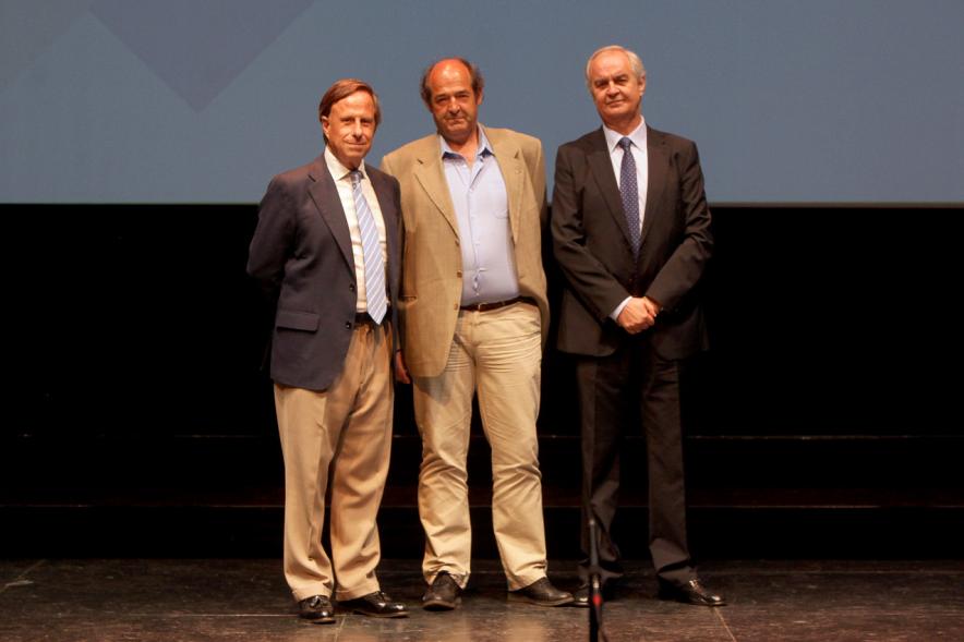 Gala XXº Aniversario FUNDAL - Imagen del alcalde García de Vinuesa acompañado de dos personas mas en el escenario.