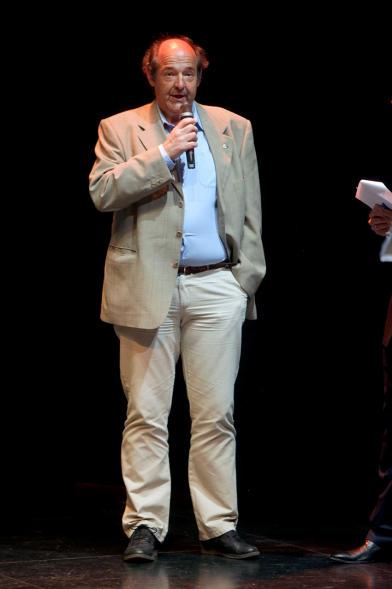 Gala XXº Aniversario FUNDAL - Imagen de un hombre, dirigiéndose al público asistente.