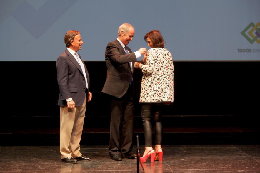 Gala XXº Aniversario FUNDAL - Imagen del alcalde García de Vinuesa y otra persona obsequiando a una persona.