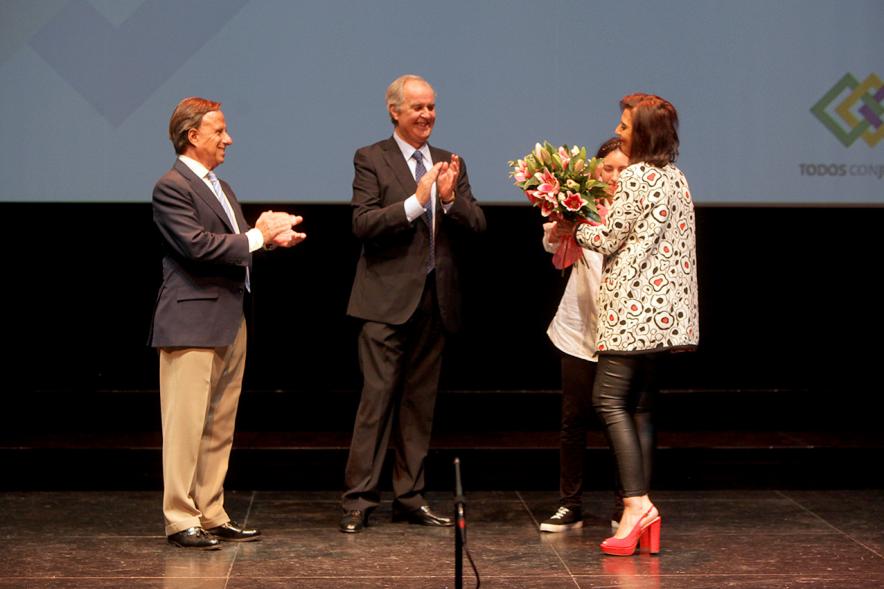Gala XXº Aniversario FUNDAL - Imagen del alcalde García de Vinuesa y otras personas en el escenario.