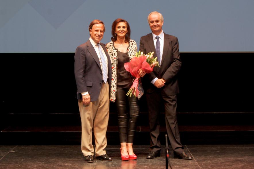Gala XXº Aniversario FUNDAL - Imagen del alcalde García de Vinuesa acompañado de dos personas mas en el escenario.