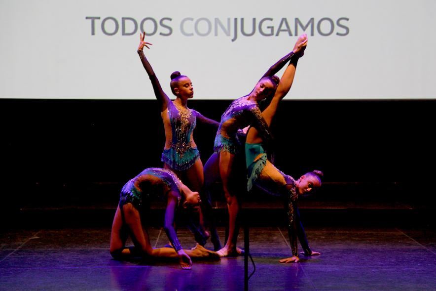 Gala XXº Aniversario FUNDAL - Imagen de un momento de la actuación de equipo de gimnasia rítmica femenino en el escenario.