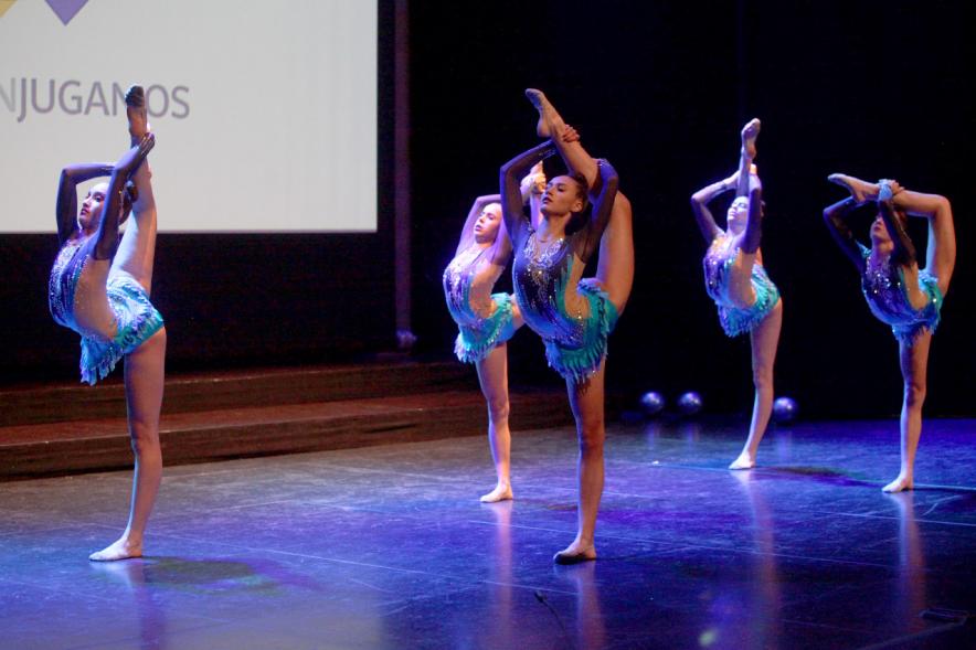 Gala XXº Aniversario FUNDAL - Imagen de un momento de la actuación de equipo de gimnasia rítmica femenino en el escenario.
