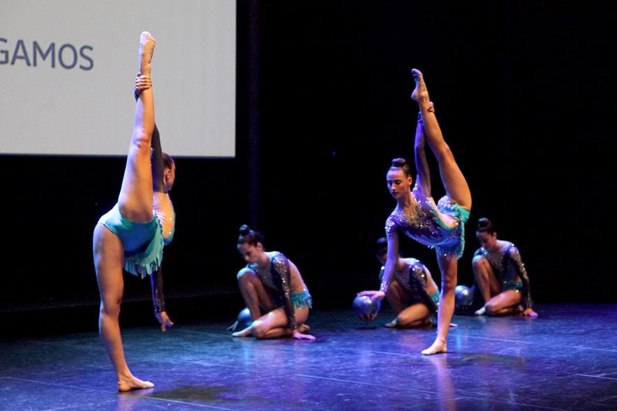 Gala XXº Aniversario FUNDAL - Imagen de un momento de la actuación de equipo de gimnasia rítmica femenino en el escenario.