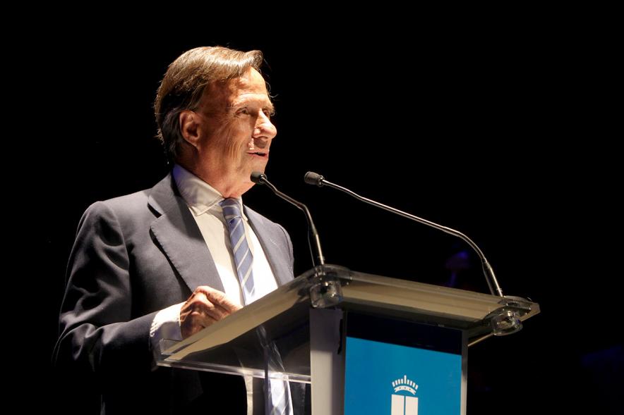 Gala XXº Aniversario FUNDAL - Imagen del alcalde García de Vinuesa dirigiéndose al público asistente. 
