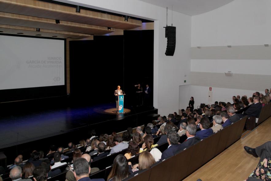 Gala XXº Aniversario FUNDAL - Imagen lejana del alcalde García de Vinuesa dirigiéndose al público asistente. 