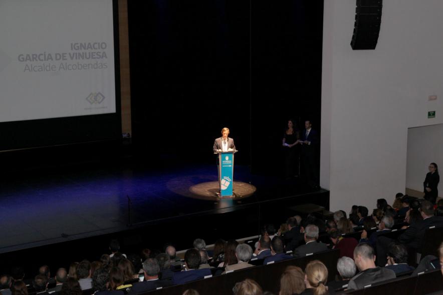 Gala XXº Aniversario FUNDAL -  Imagen lejana del alcalde García de Vinuesa dirigiéndose al público asistente. 