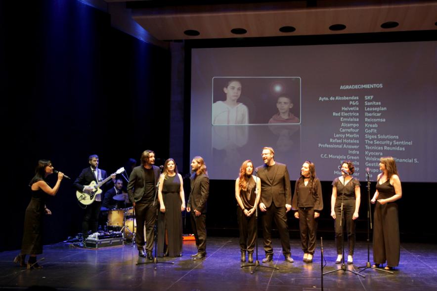 Gala XXº Aniversario FUNDAL - Imagen de un momento de la actuación de un grupo de personas cantando en el escenario.
