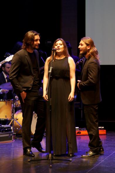 Gala XXº Aniversario FUNDAL - Imagen de un momento de la actuación de un grupo de personas cantando en el escenario.