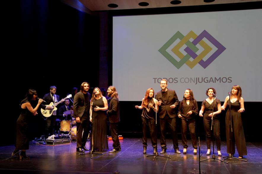 Gala XXº Aniversario FUNDAL - Imagen de un momento de la actuación de un grupo de personas cantando en el escenario.