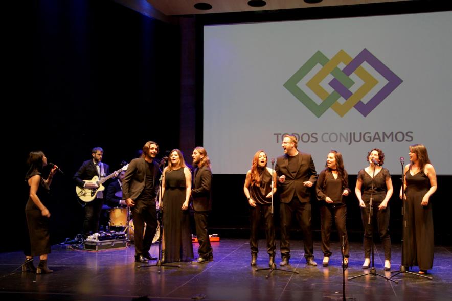 Gala XXº Aniversario FUNDAL - Imagen de un grupo de personas cantando en el escenario.