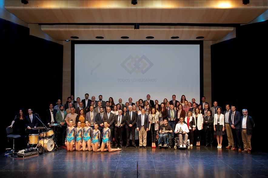 Gala XXº Aniversario FUNDAL - Imagen de todas las personas que han participado en la gala posando en el escenario.