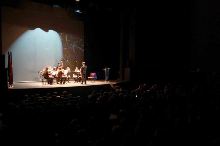 Gala del Voluntariado 2016 - Imagen lejana del escenario donde actúa una pequeña orquesta.