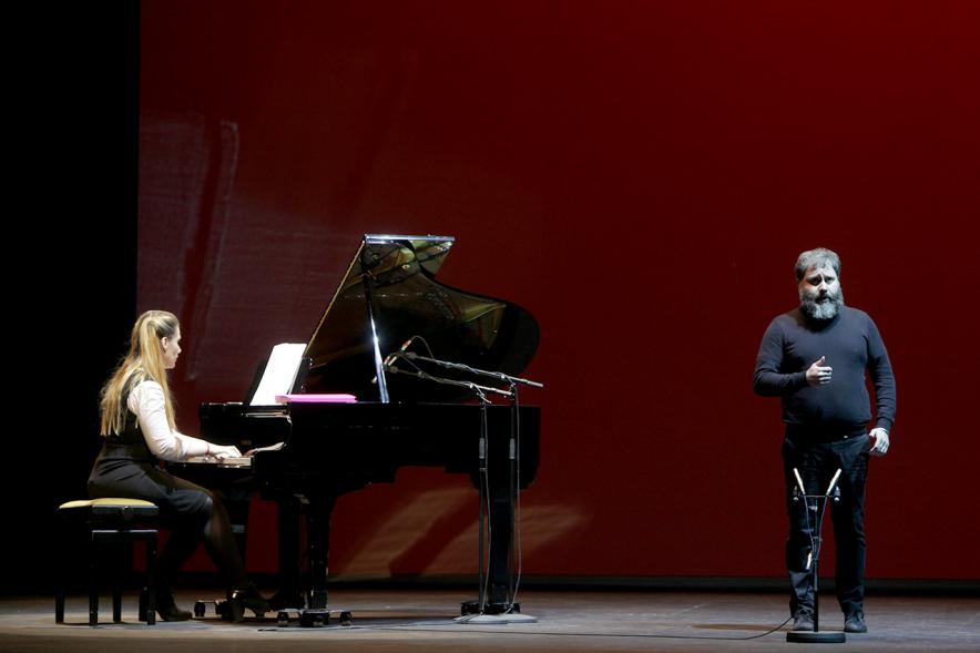 Gala del Voluntariado 2017 - Imagen de un momento de la actuación de una persona en el escenario junto a una pianista.
