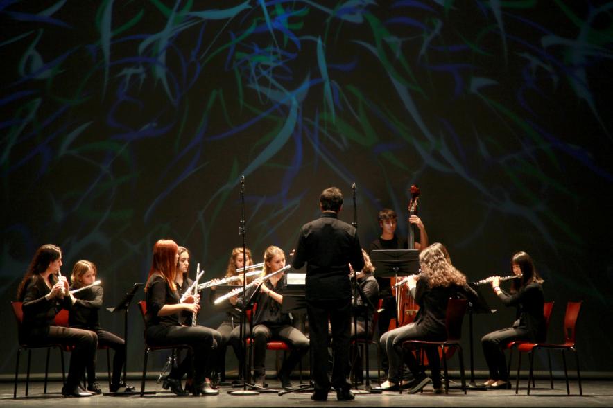 Gala del Voluntariado 2016 - Imagen cercana del escenario donde actúa una pequeña orquesta.