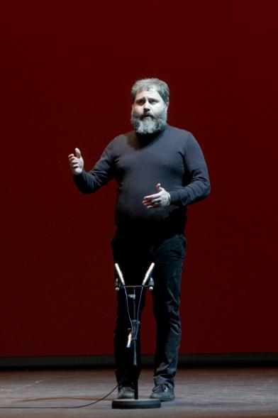 Gala del Voluntariado 2017 - Imagen de un momento de la actuación de una persona en el escenario.
