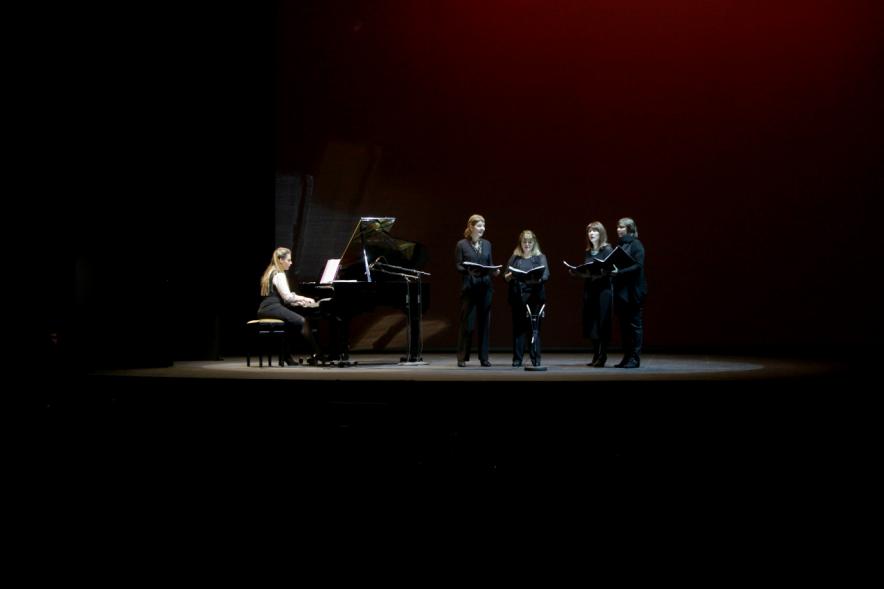 Gala del Voluntariado 2017 - Imagen de un momento de la actuación de una  pianista y varias personas cantando.