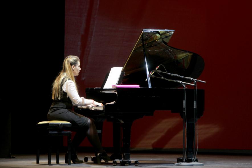 Gala del Voluntariado 2017 - Imagen de un momento de la actuación de una  pianista.