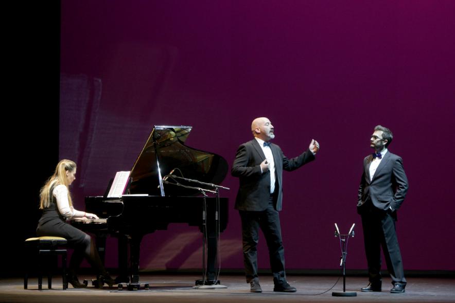 Gala del Voluntariado 2017 - Imagen de un momento de la actuación de una  pianista y varias personas cantando.