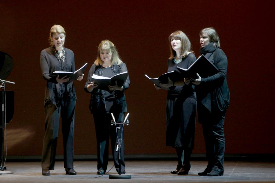 Gala del Voluntariado 2017 - Imagen de un momento de la actuación de  varias personas cantando.