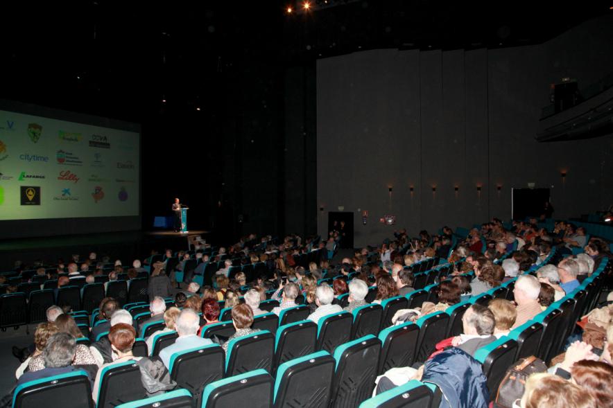 Gala del Voluntariado 2016 - Imagen del escenario y del público en general.