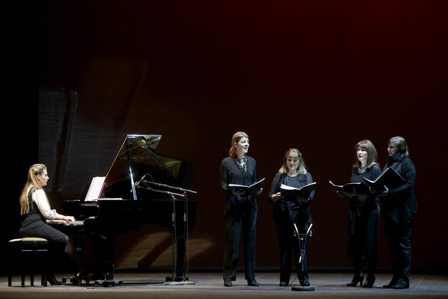 Gala del Voluntariado 2017 - Imagen de un momento de la actuación de una  pianista y varias personas cantando.