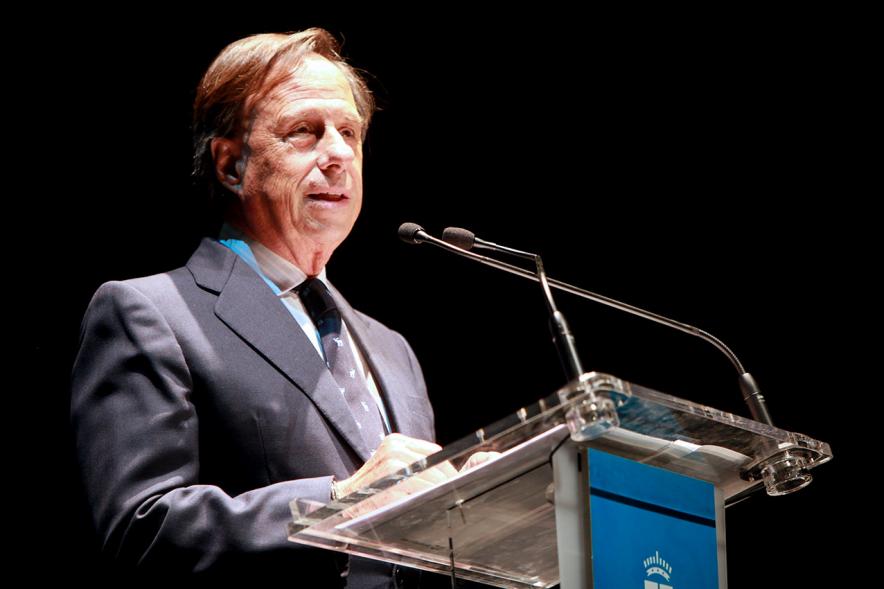 Gala del Voluntariado 2016 - Imagen del alcalde García de Vinuesa dirigiéndose al público.