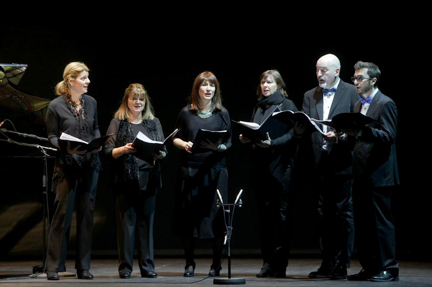Gala del Voluntariado 2017 - Imagen de un momento de la actuación de  varias personas cantando.