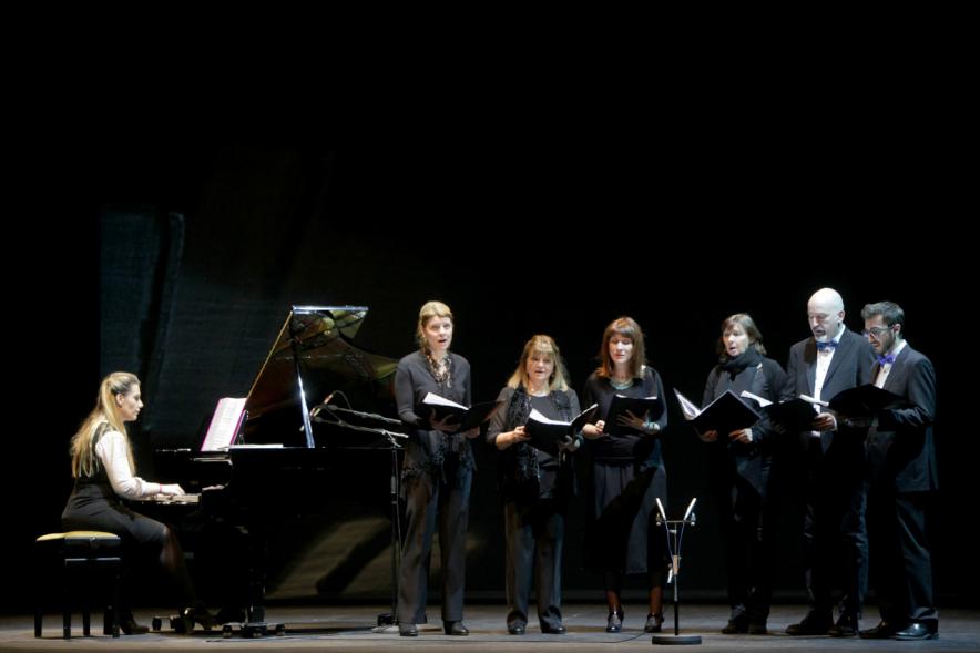 Gala del Voluntariado 2017 - Imagen de un momento de la actuación de una  pianista y varias personas cantando.