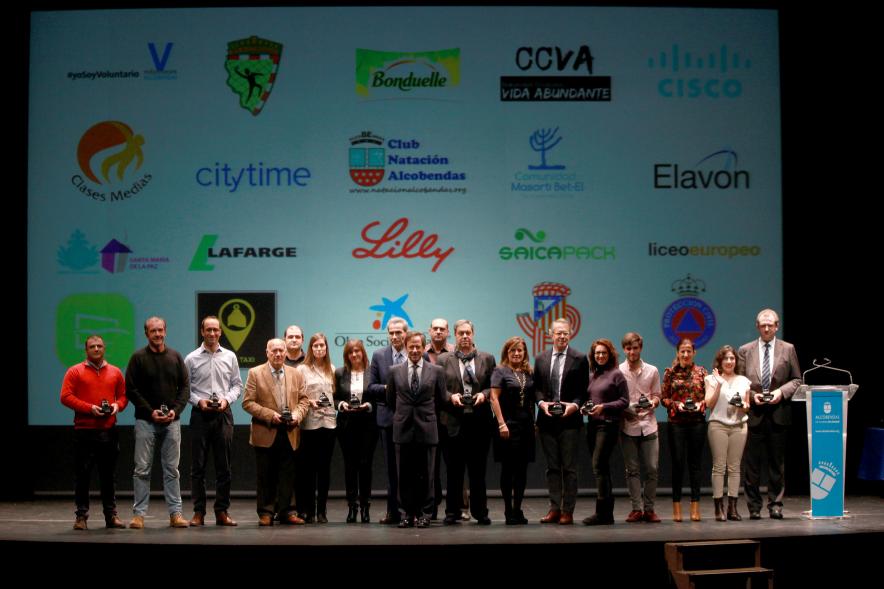 Gala del Voluntariado 2016 - Imagen del alcalde García de Vinuesa en el escenario con los galardonados.