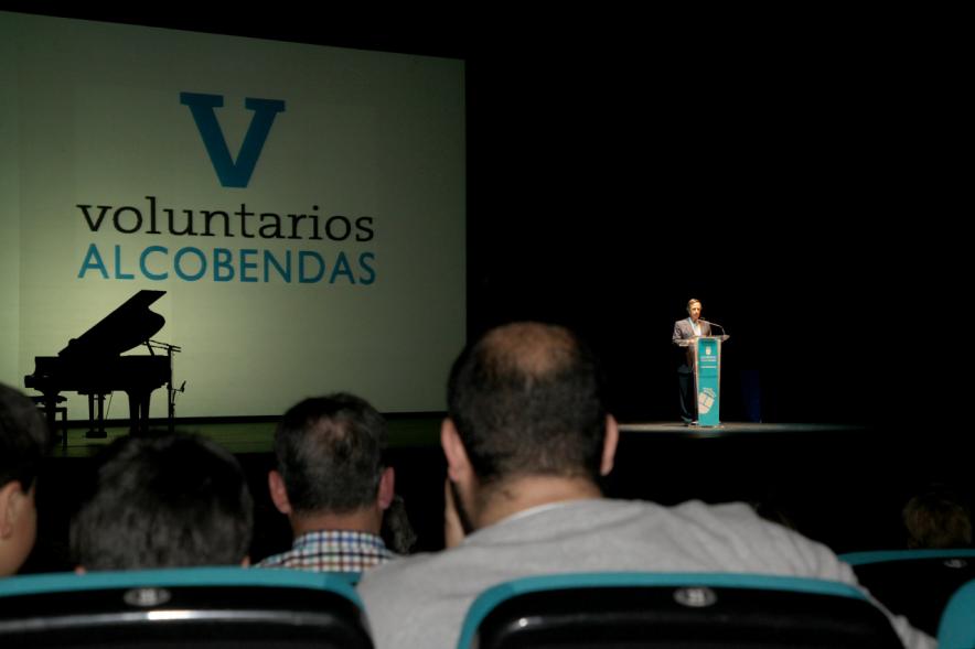 Gala del Voluntariado 2017 - Imagen lejana del alcalde García de Vinuesa dirigiéndose al público asistente.