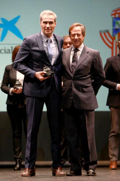 Gala del Voluntariado 2016 - Imagen del alcalde García de Vinuesa en el escenario con uno de los galardonados.
