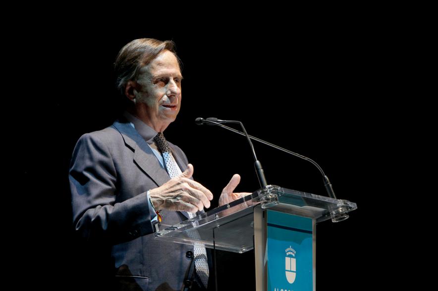 Gala del Voluntariado 2017 - Imagen del alcalde García de Vinuesa dirigiéndose al público asistente.