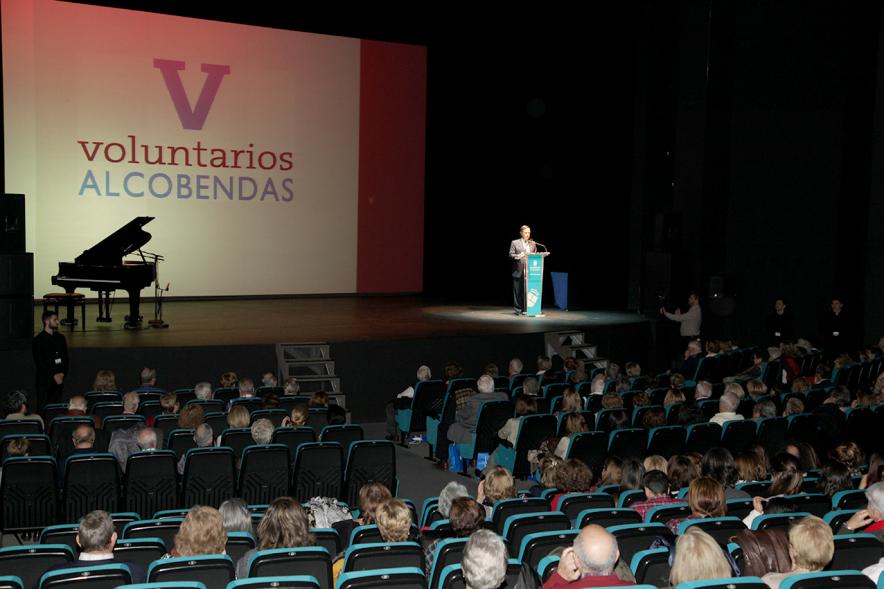 Gala del Voluntariado 2017 - Imagen lejana del alcalde García de Vinuesa dirigiéndose al público asistente.