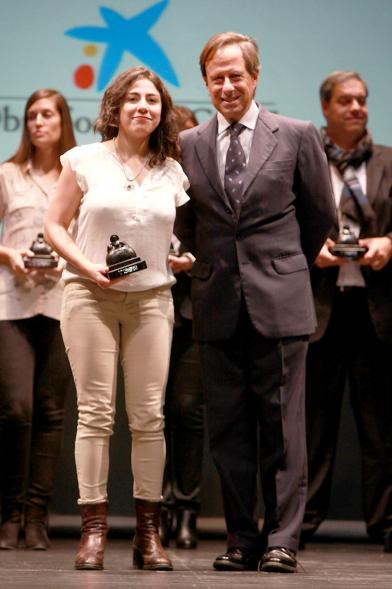 Gala del Voluntariado 2016 - Imagen del alcalde García de Vinuesa en el escenario con una de los galardonadas.