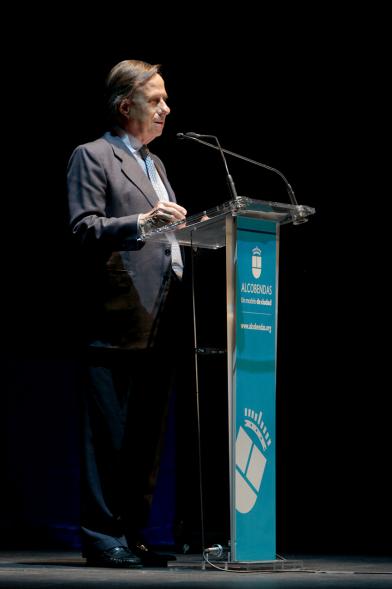 Gala del Voluntariado 2017 - Imagen del alcalde García de Vinuesa dirigiéndose al público asistente.