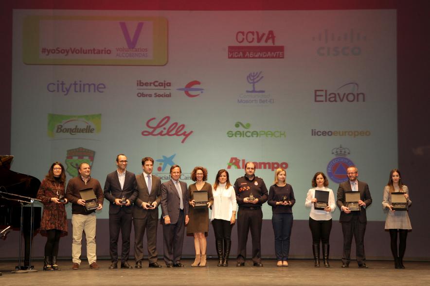 Gala del Voluntariado 2017 - Imagen de las personas homenajeadas posando junto al alcalde García de Vinuesa en el escenario.