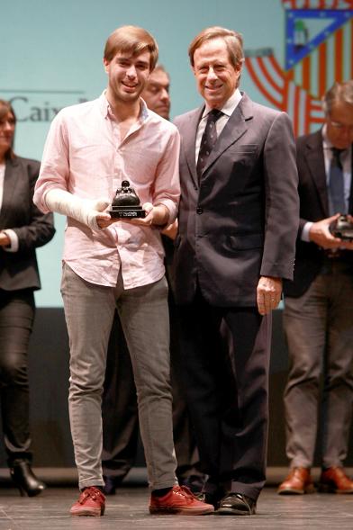 Gala del Voluntariado 2016 - Imagen del alcalde García de Vinuesa en el escenario con uno de los galardonados.