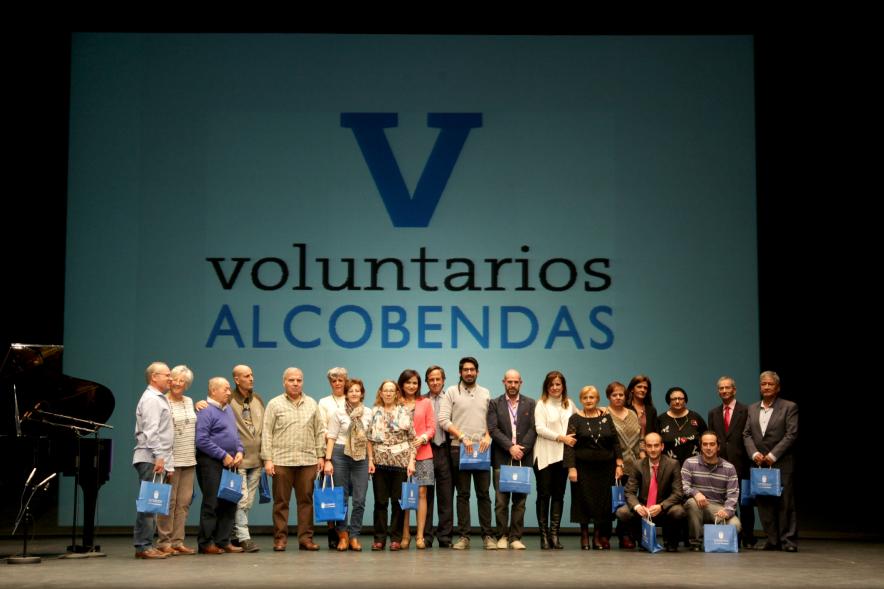 Gala del Voluntariado 2017 - Imagen de todos los homenajeados en el escenario.