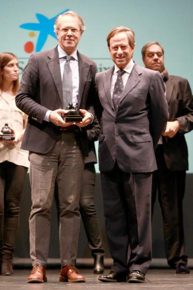 Gala del Voluntariado 2016 - Imagen del alcalde García de Vinuesa en el escenario con uno de los galardonados.