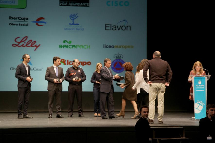 Gala del Voluntariado 2017 - Imagen de una de las homenajeadas saludando al alcalde García de Vinuesa.