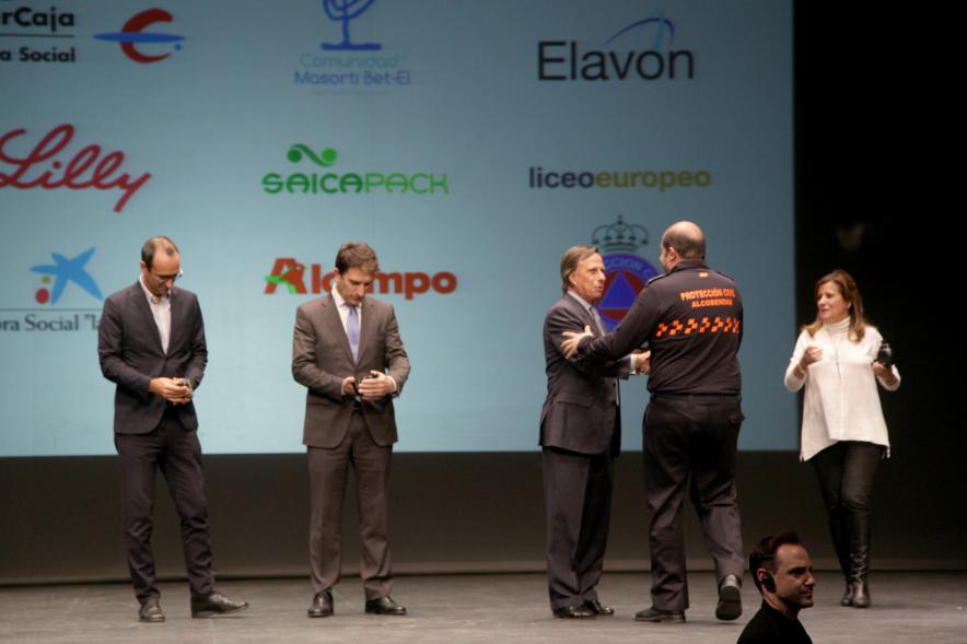 Gala del Voluntariado 2017 - Imagen de uno de los homenajeados saludando al alcalde García de Vinuesa.
