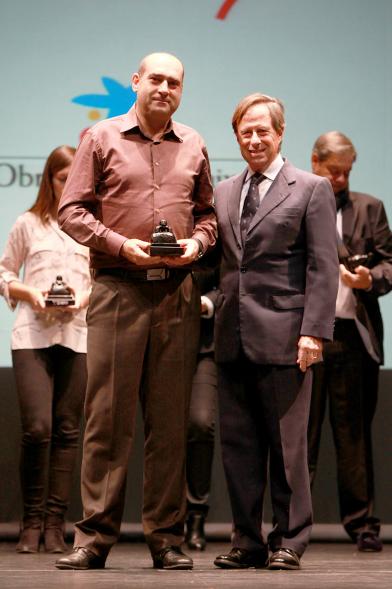 Gala del Voluntariado 2016 - Imagen del alcalde García de Vinuesa en el escenario con uno de los galardonados.