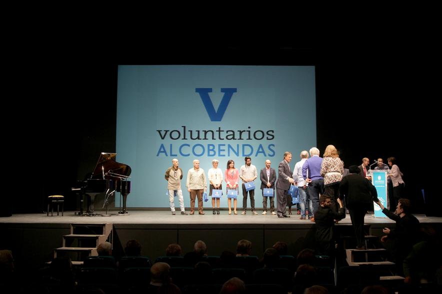 Gala del Voluntariado 2017 - Imagen de uno de los homenajeados saludando al alcalde García de Vinuesa.