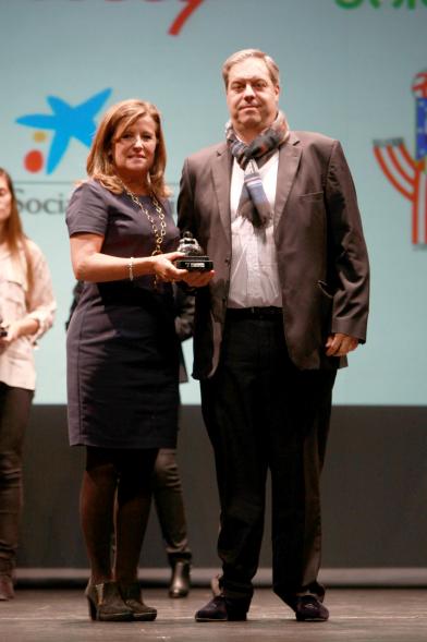 Gala del Voluntariado 2016 - Imagen una de las autoridades entregando uno de los galardones.