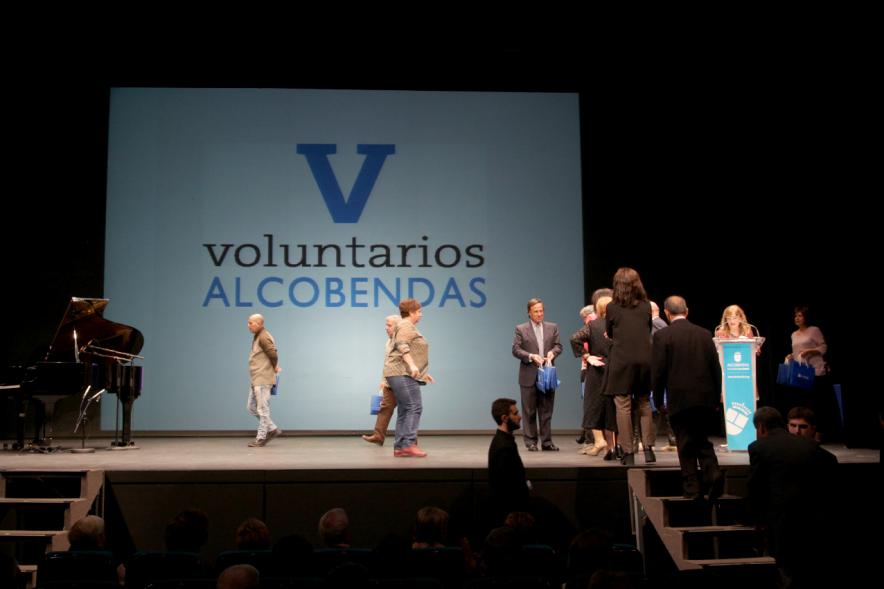 Gala del Voluntariado 2017 - Imagen de uno de los homenajeados saludando al alcalde García de Vinuesa.